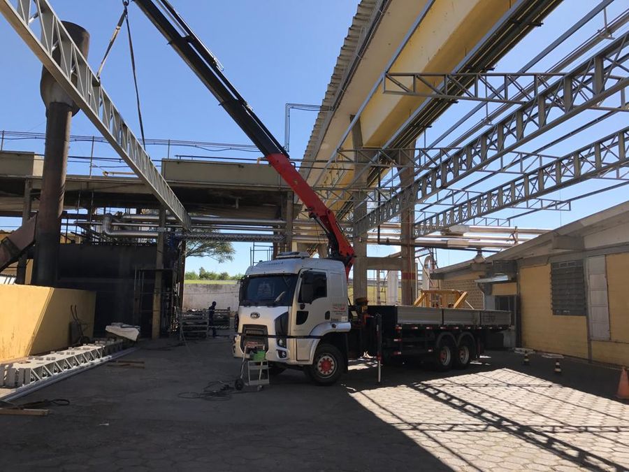 Munck operando dentro de planta industrial
