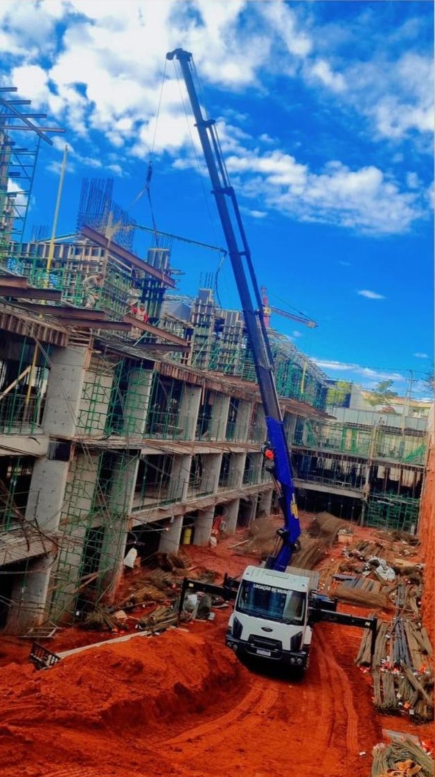 Munck em obra de edifício em Bauru