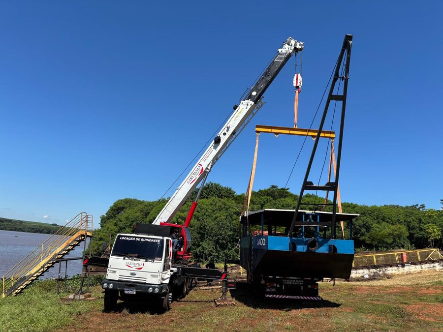 Guindaste em operação especial de içamento