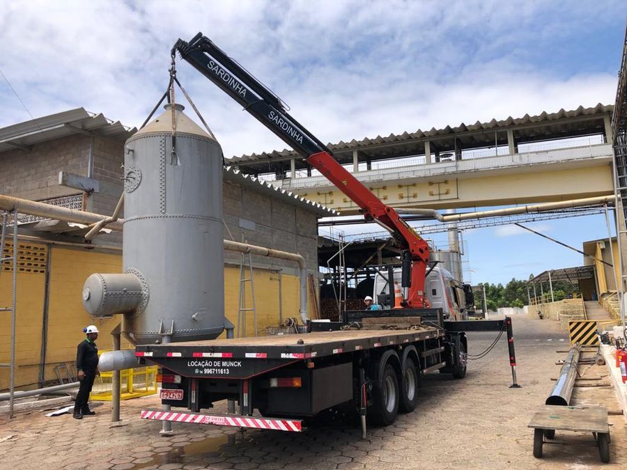 Içamento de vaso industrial com equipe de capacete e área isolada