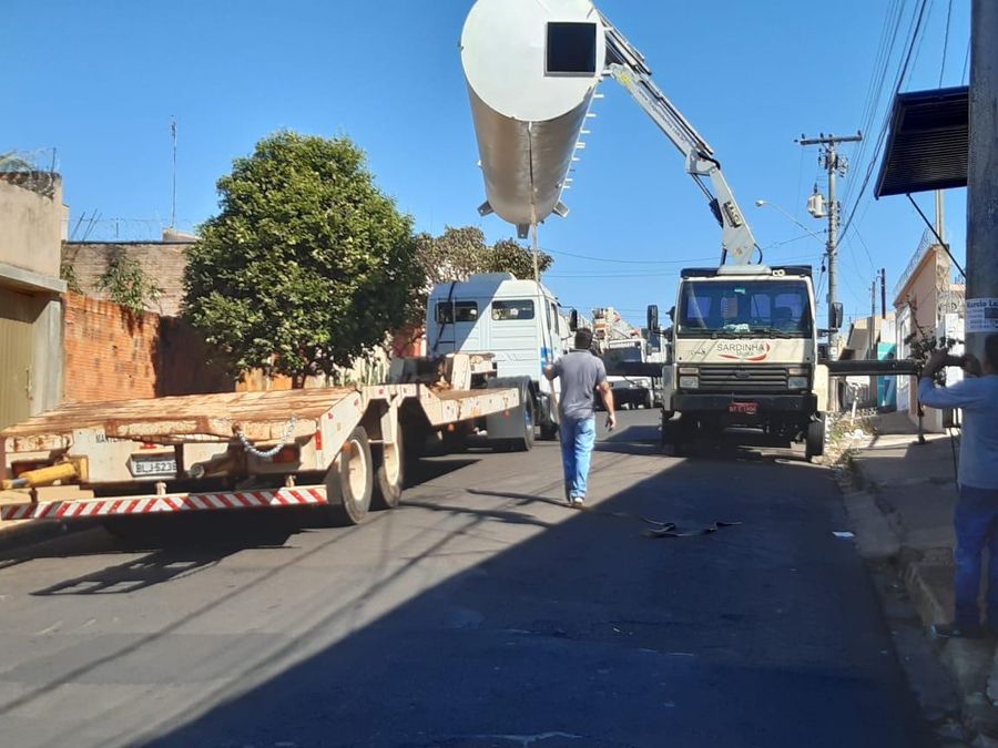 Descarga de tanque em via urbana estreita